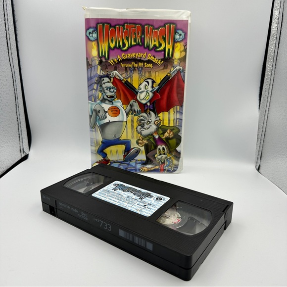 1999 MONSTER MASH VHS Universal Studios It's a Graveyard Smash! Clamshell - Picture 8 of 8
